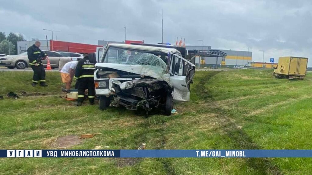 В Привольном два автомобиля столкнулись и оказались в кювете