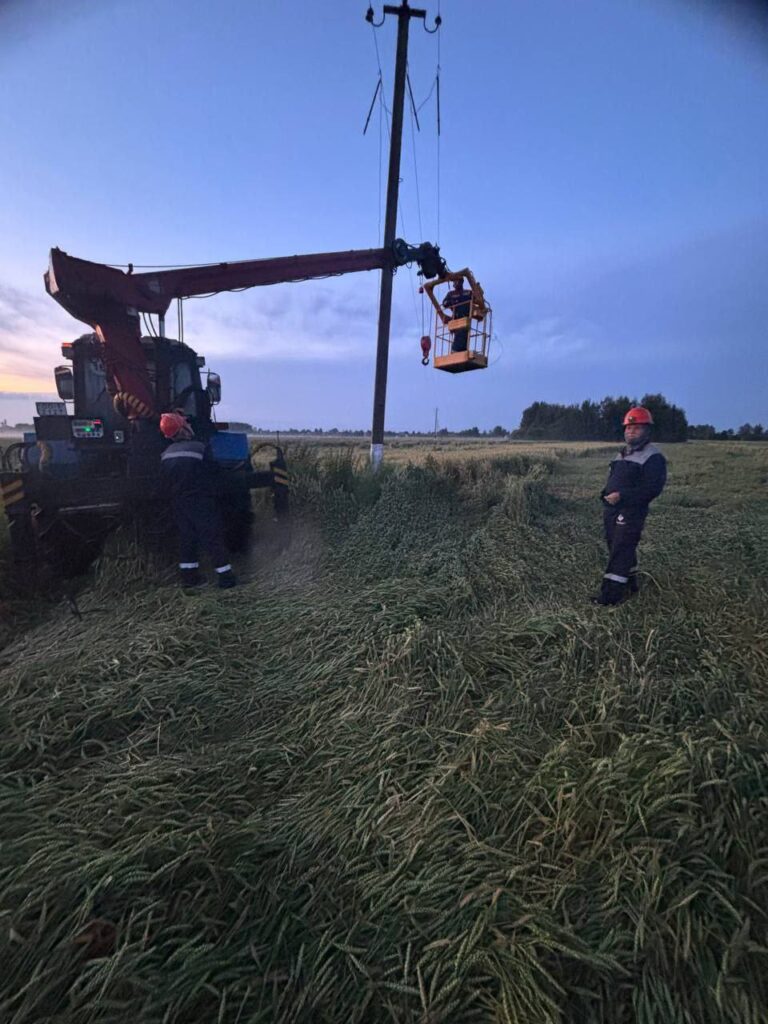 Энергетики восстановили свет в более чем 600 населенных пунктах Беларуси после шторма