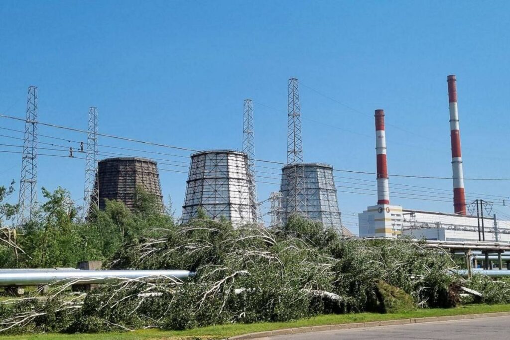 Энергетики восстановили свет в более чем 600 населенных пунктах Беларуси после непогоды
