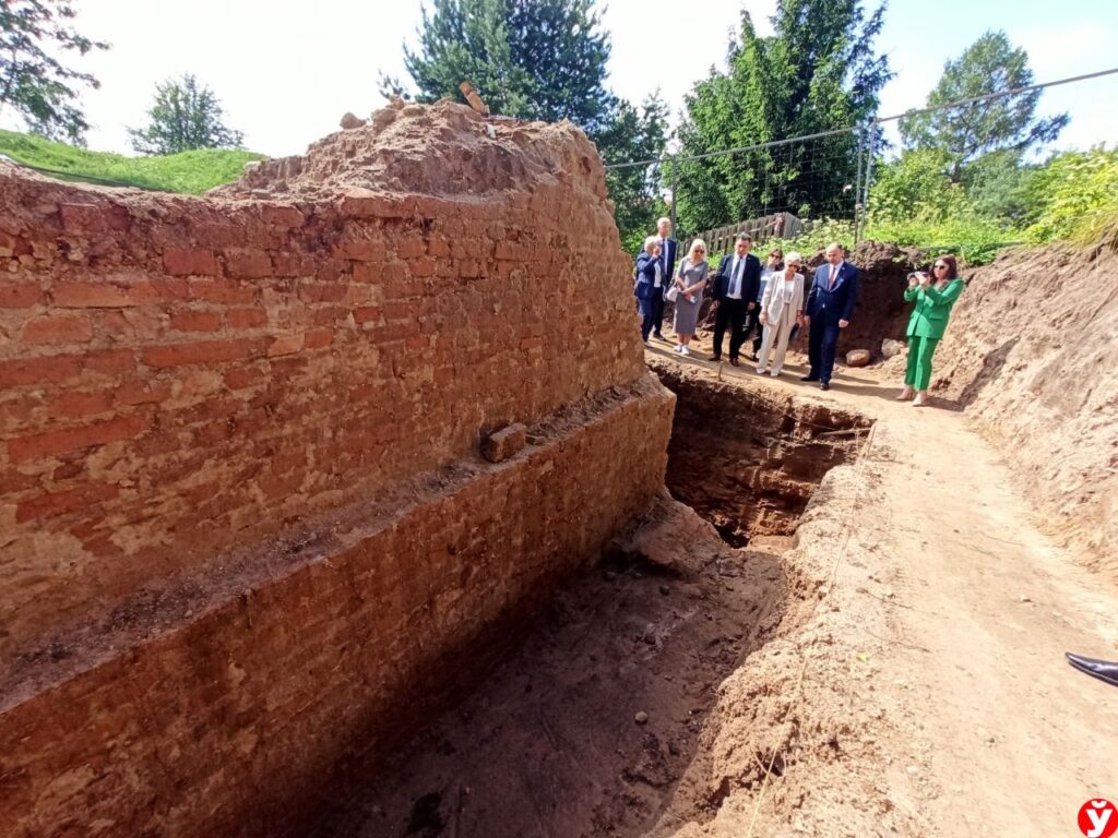 В руинах старого замчища в Заславле нашли подземный ход: раскопки продолжаются