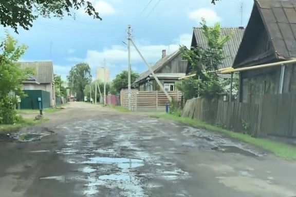«Проехать невозможно, яма на яме!» Борисовчане жалуются на ямы на ул. Морозова