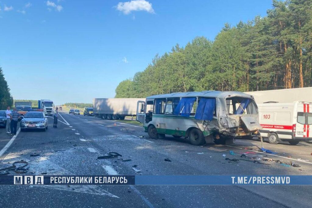 В аварии под Брестом пострадали 15 человек: в Минздраве рассказали об их состоянии