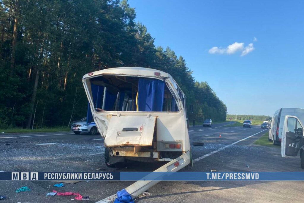 Автобус и микроавтобус столкнулись на трассе М1 в Брестском районе — есть пострадавшие