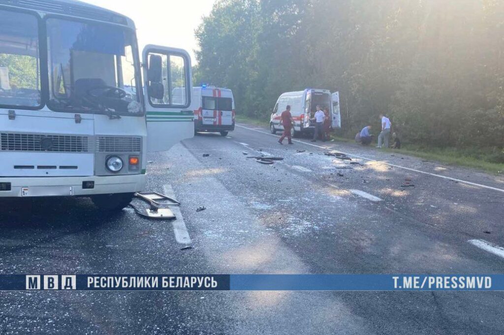 Автобус и микроавтобус столкнулись на трассе М1 в Брестском районе — есть пострадавшие