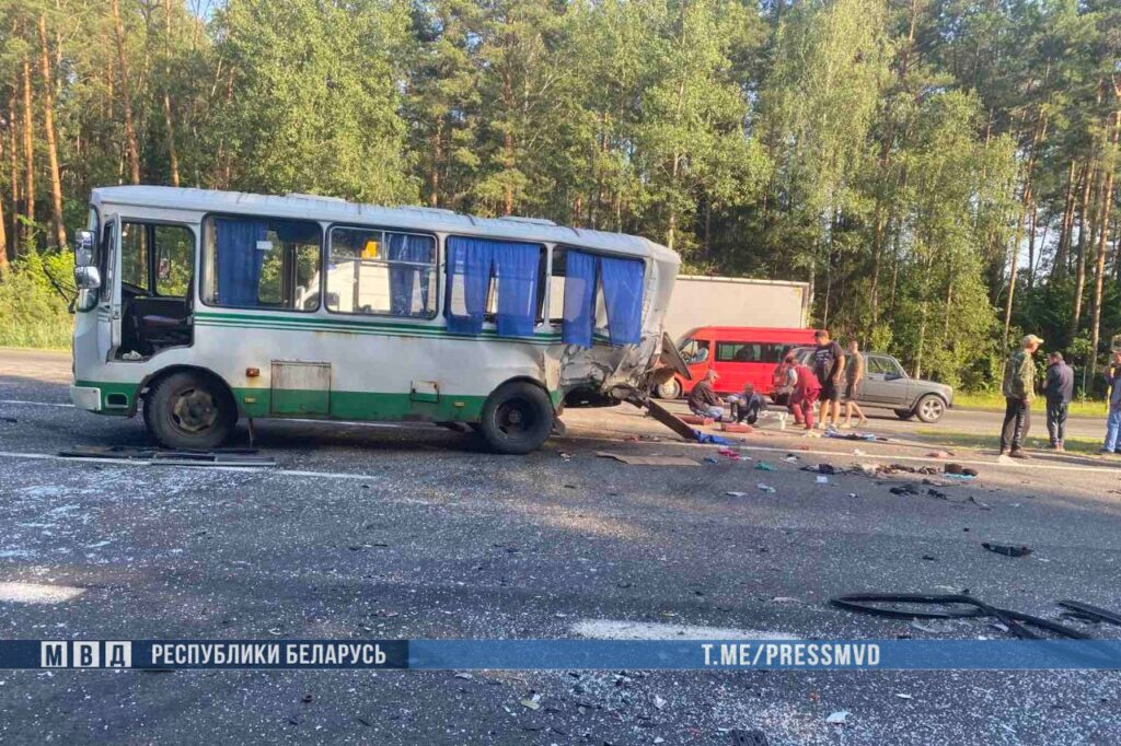 Автобус и микроавтобус столкнулись в Брестском районе — есть пострадавшие