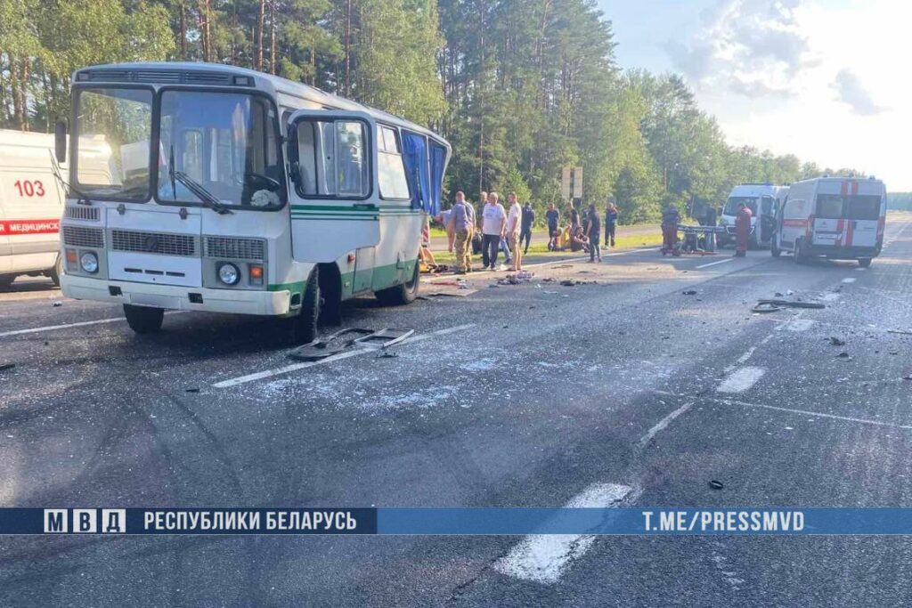 Автобус и микроавтобус столкнулись на трассе М1 в Брестском районе — есть пострадавшие
