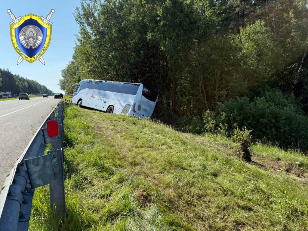 В Воложинском районе автобус «Вильнюс-Минск» с пассажирами съехал в кювет