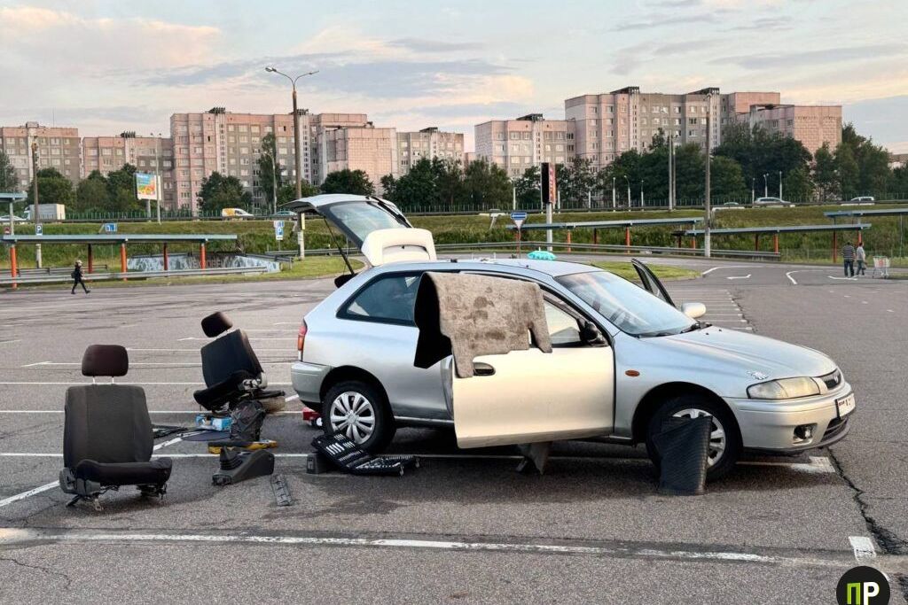 Легковушка у ТЦ «Экспобел» утонула до дверных ручек