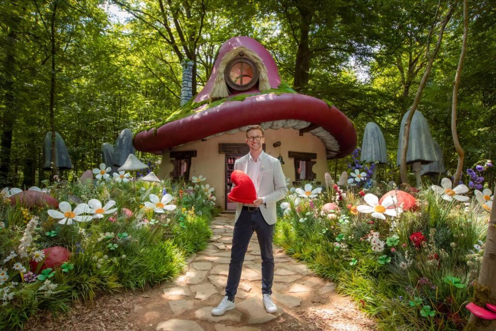Airbnb предложил побыть Смурфом: в Бельгии можно пожить в домике из мультфильма