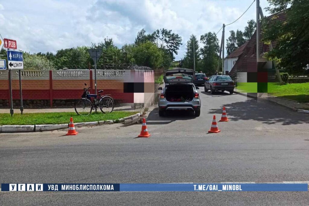 В Мяделе столкнулись Kia и велосипед с двигателем — пострадала пенсионерка