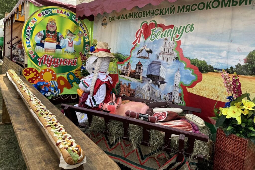 Трехметровый хот-дог приготовили в Беларуси