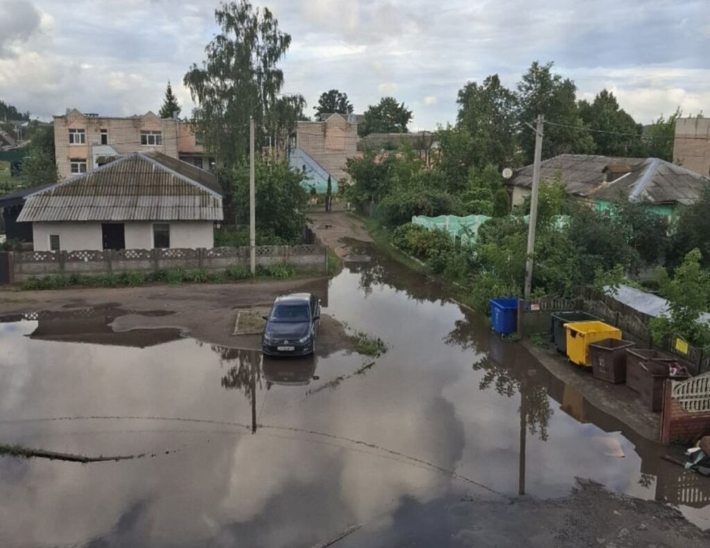То ли лужа, то ли озерцо. Когда решится проблема жильцов улицы Строителей в Борисове