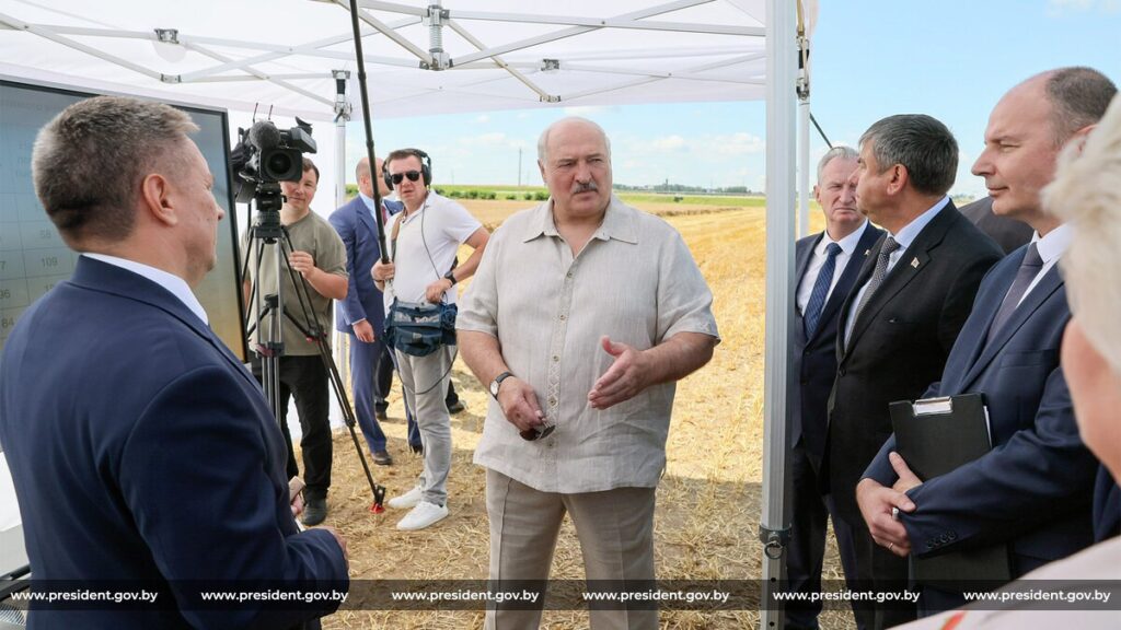 Лукашенко призвал ускорить жатву: «Нельзя прошлепать этот год!»