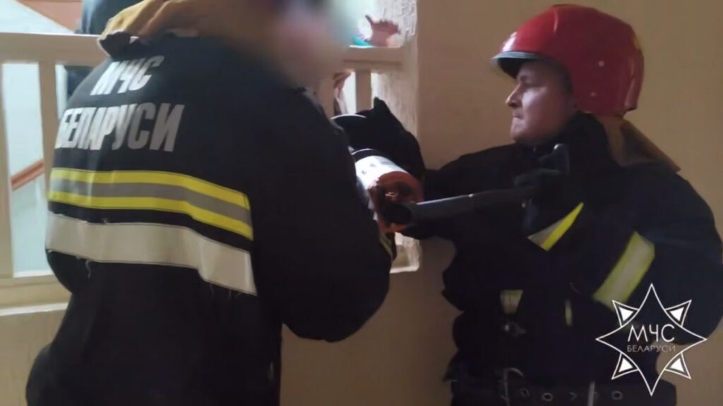 Спасатели в Мяделе освободили застрявшую в ограждении девочку