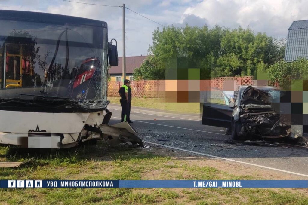 Легковушка врезалась в автобус под Столбцами: двое в больнице