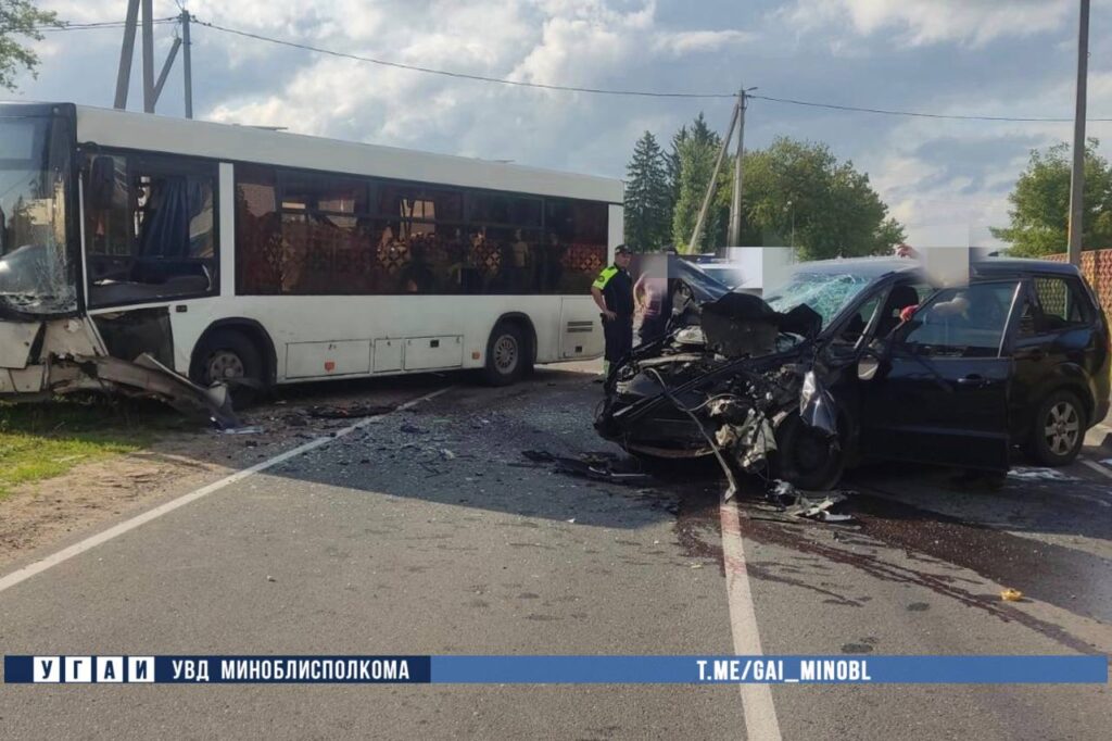 Легковушка и автобус столкнулись на трассе Р-54: двое в больнице