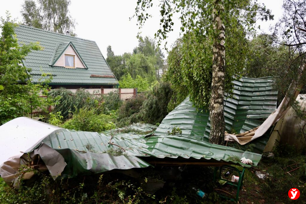 «Чужая крыша и теплица на участке»: ураган в Колодищах перемешал имущество людей