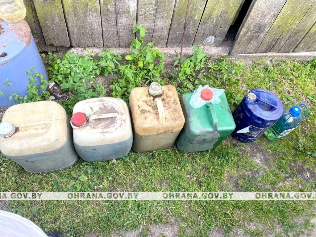 В деревне Махновичи задержали мужчину, слившего более 75 литров дизельного топлива