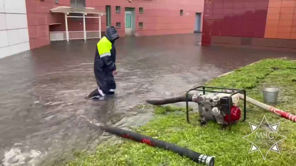 В Солигорске МЧС откачивает воду из затопленных зданий после непогоды