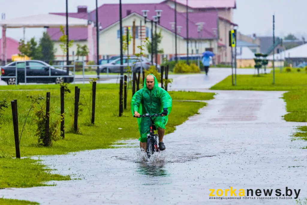 Узда по колено в воде: машины плывут, дети бегают босиком