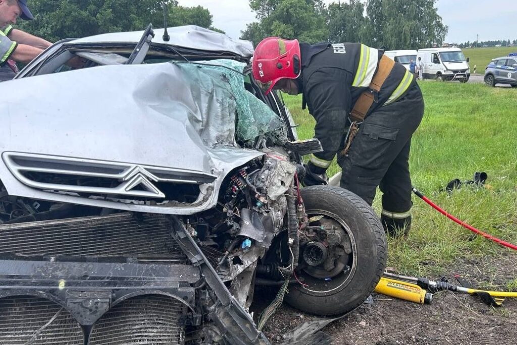 Спасатели деблокировали водителя легковушки после ДТП под Минском