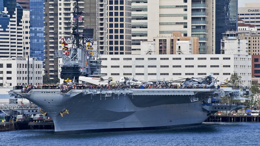 Пьяный капитан протаранил легендарный авианосец USS Midway в Сан-Диего: инцидент попал на видео