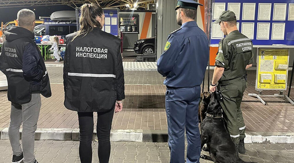 Льготы за деньги: кто и как пытался обойти очередь на выезд из Беларуси