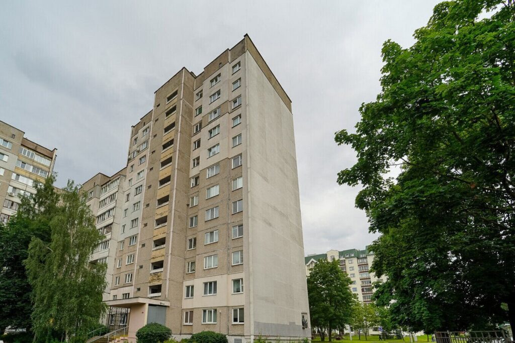 Смотрим квартиру в доме с историей — раньше здесь жил Владимир Мулявин