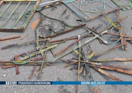 Житель Гродненской области похитил с кладбищ кресты и оградки общим весом в 15 тонн