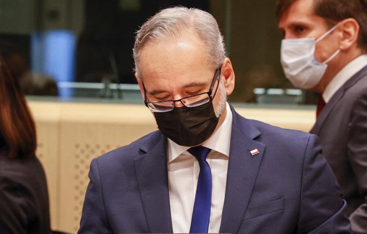 Экс-главу Минздрава Польши избили за проводимую им политику во время COVID-19