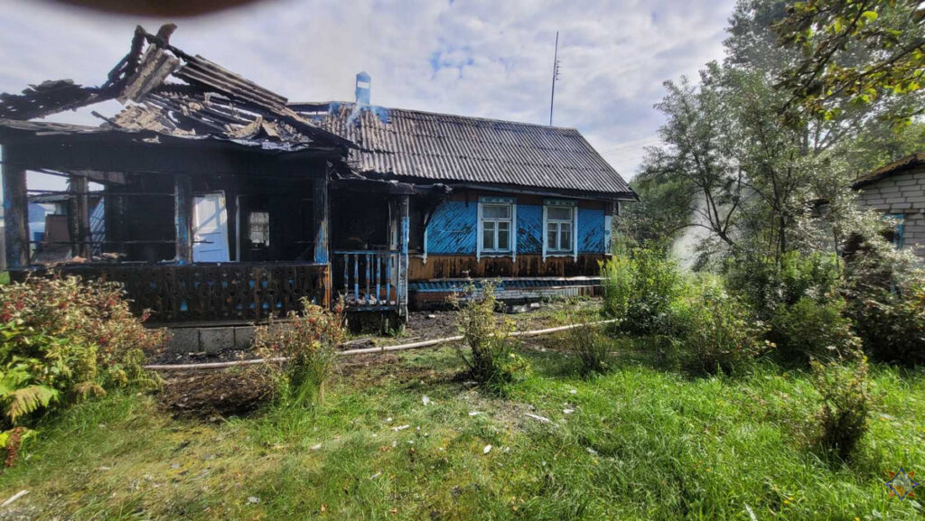 Сосед спас женщину из горящего дома в Дзержинском районе
