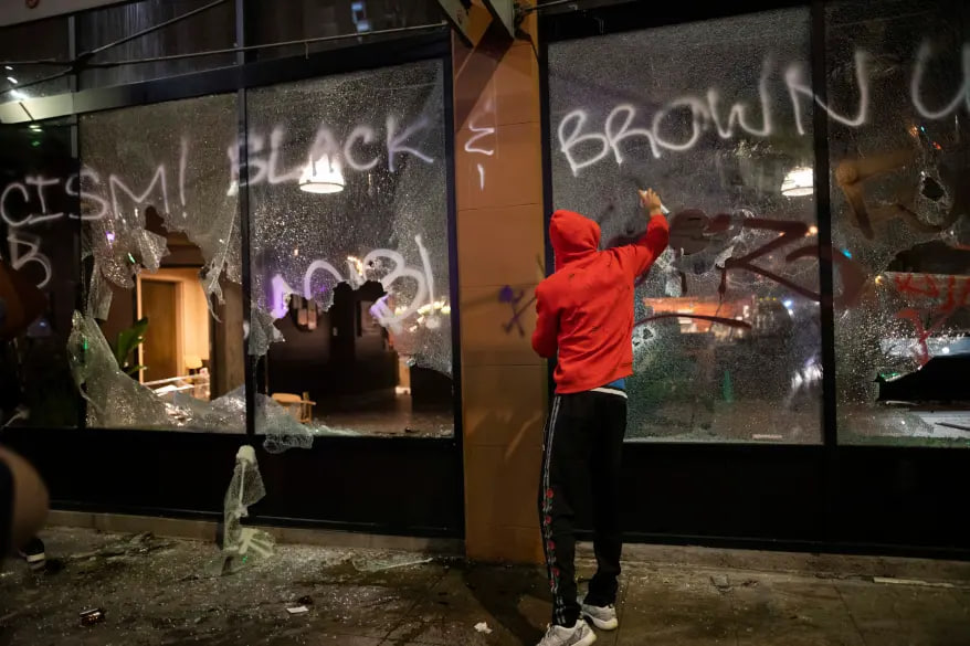 Протестующие грабят и громят Starbucks в центре Лос-Анджелеса во время протестов BLM 29 мая 2020 года.