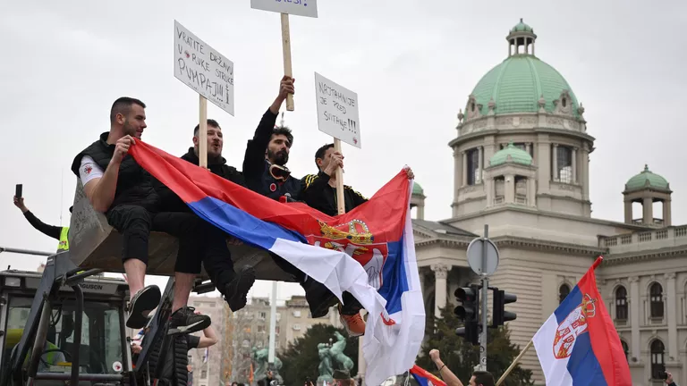 42 полицейских ранены на ночных протестах в Сербии