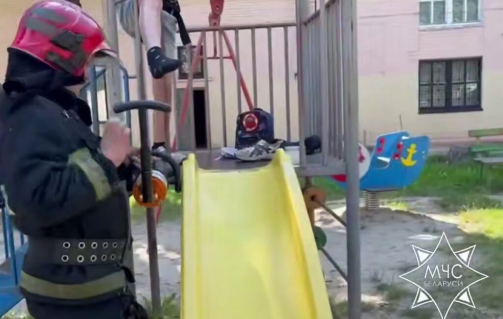 В Солигорске спасатели освободили девочку, застрявшую на площадке