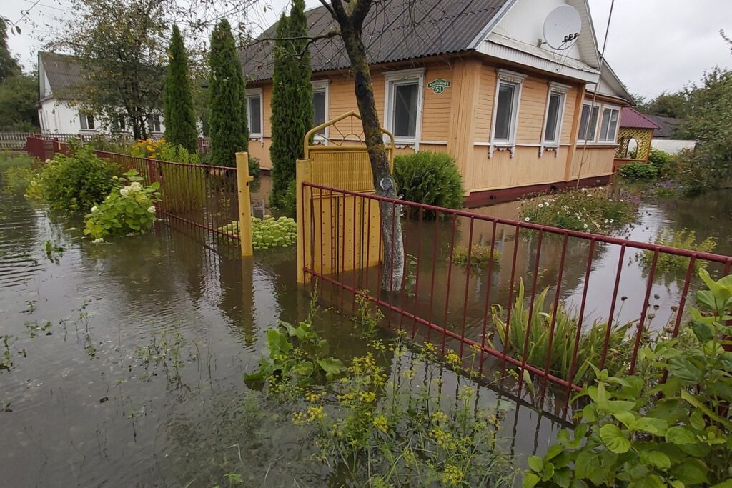 В Слуцке спасатели устраняют последствия сильных ливней