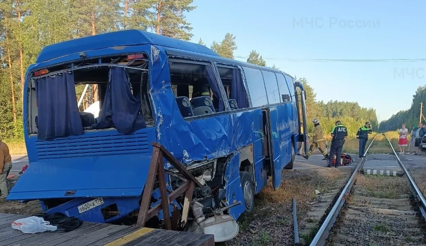 Жесткое столкновение в Ленобласти: грузовой поезд снес туристический автобус на ж/д переезде