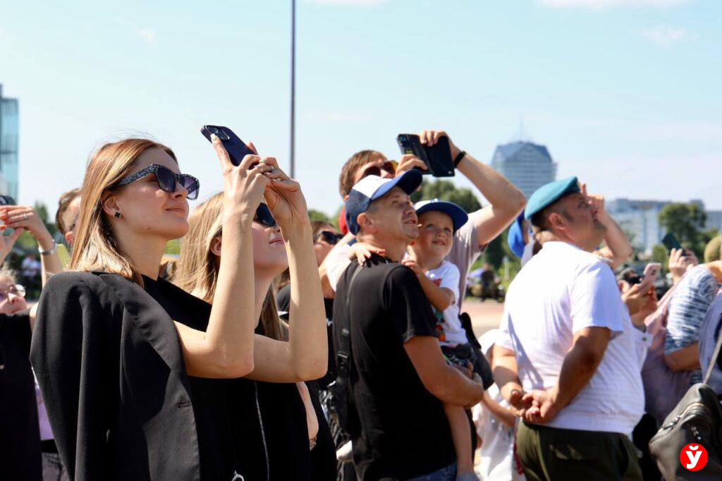 люди фоткают