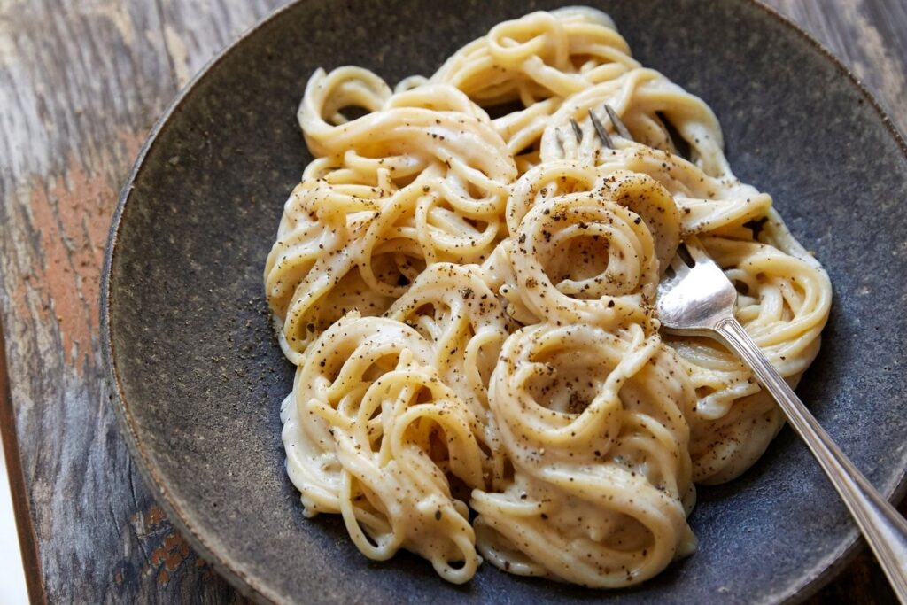 Итальянцы возмущены искажением рецепта легендарной пасты cacio e pepe на британском сайте