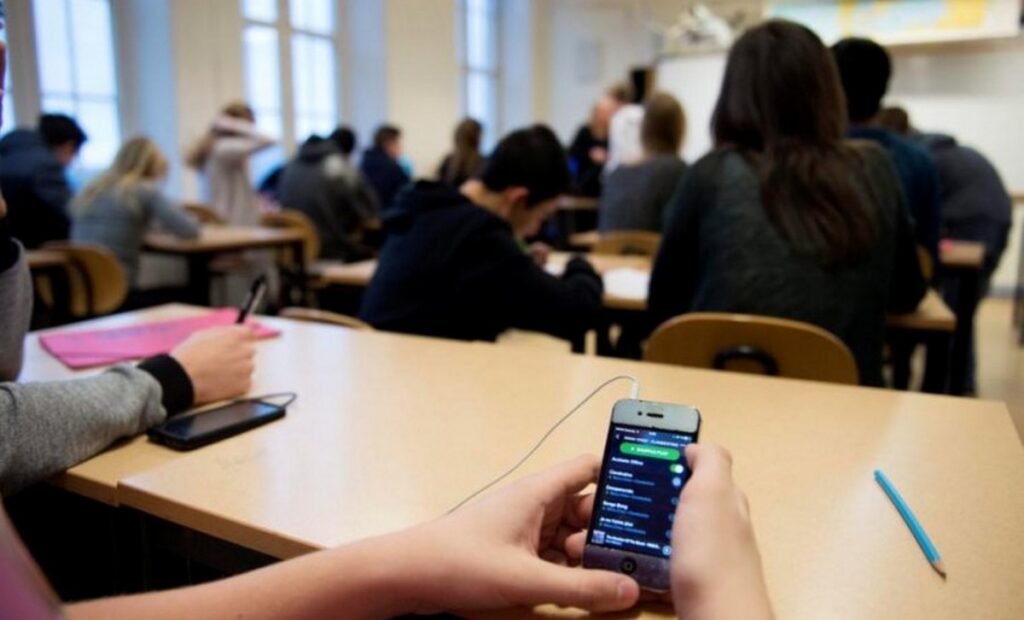 Запрет на мобильный телефон: за и против устами березинских школьников