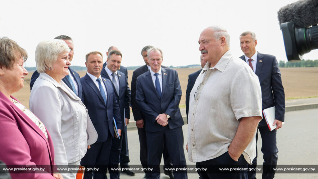 «Молодцы, как никогда»: Лукашенко высоко оценил работу аграриев в сложных погодных условиях