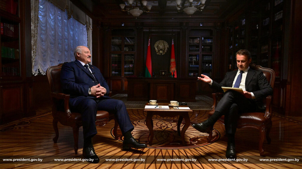 Лукашенко: Беларусь не сидит на двух стульях и всегда будет балансировать ради безопасности