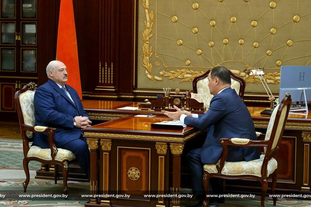Головченко передал Лукашенко первую золотую монету белорусской чеканки