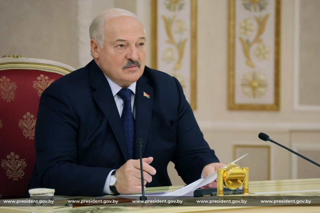 «Зарплаты выше, чем у министров в 1,5 раза»: Лукашенко раскритиковал работу Белкоопсоюза