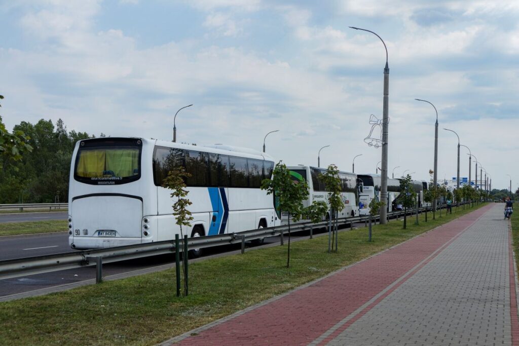 На границе с Польшей легковые авто стоят в очереди почти неделю, автобусы — двое суток