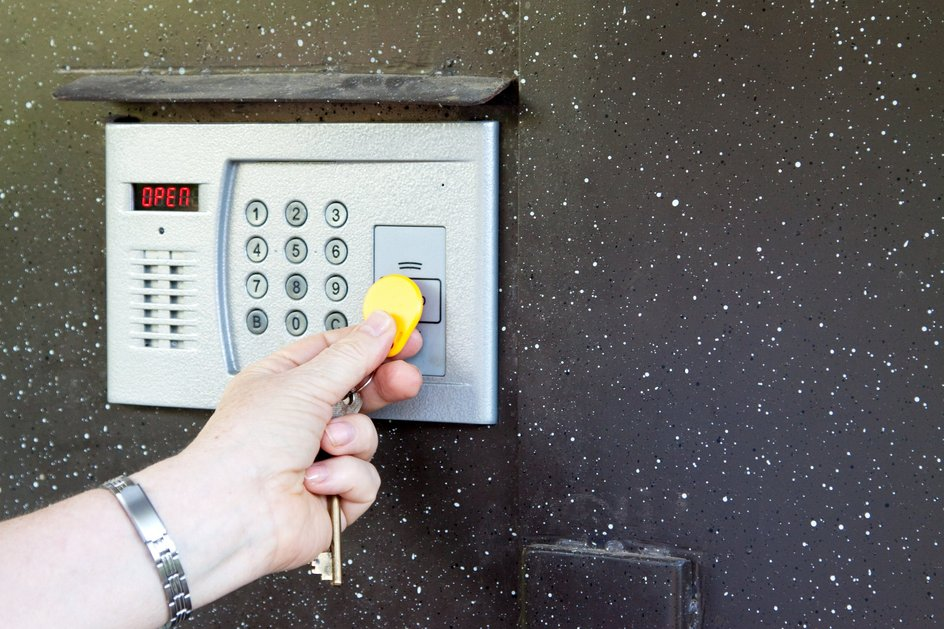 После звонка «из ЖКХ» исчезли деньги: схема развода на домофонах