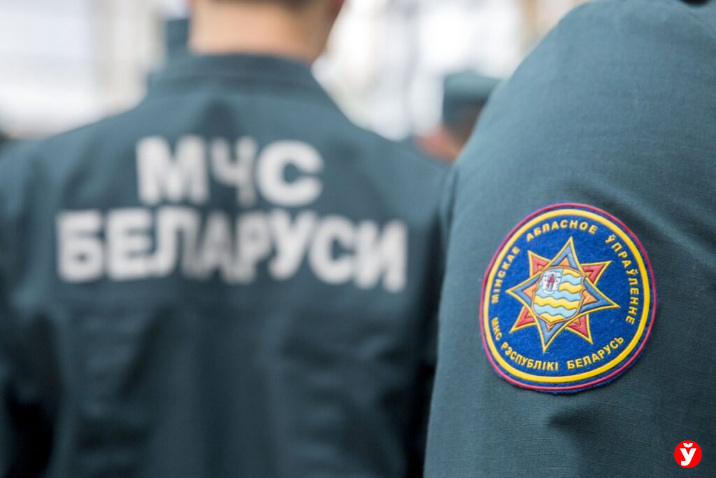 В Молодечненском районе спасатели вывели хозяина квартиры из задымленной квартиры