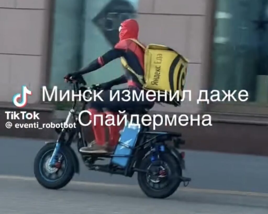 В Минске заметили курьера в костюме Человека-паука. Он стал любимцем сети
