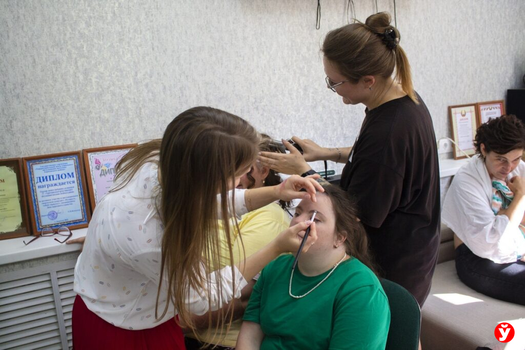 В Логойске организовали свадебную фотосессию для особенных девушек