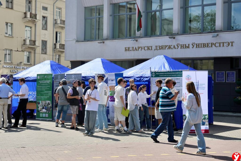 Абитуриенты штурмуют педвузы и аграрные: предварительные итоги вступительной кампании
