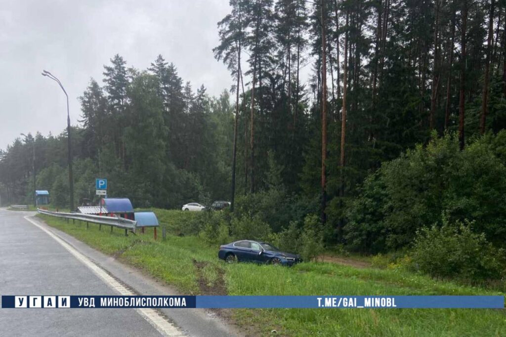 Занос на трассе под Минском: BMW слетела в кювет и опрокинулась